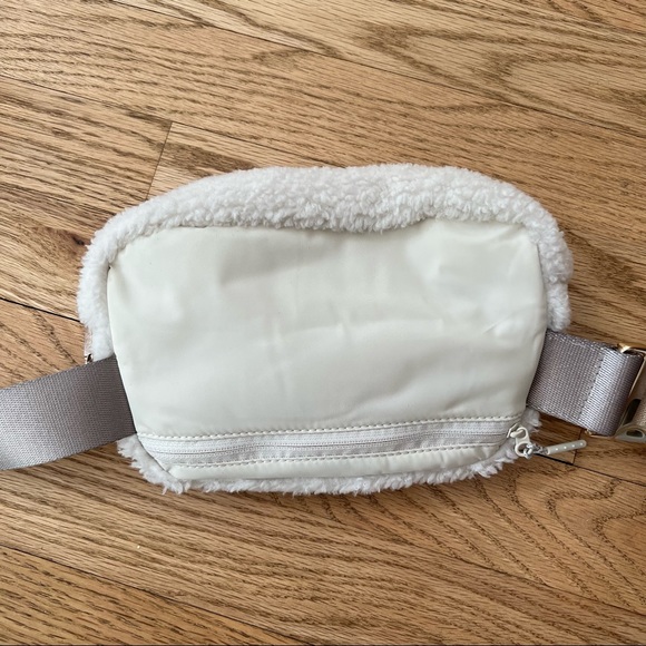 Lululemon fleece belt bag ivory - Picture 2 of 3